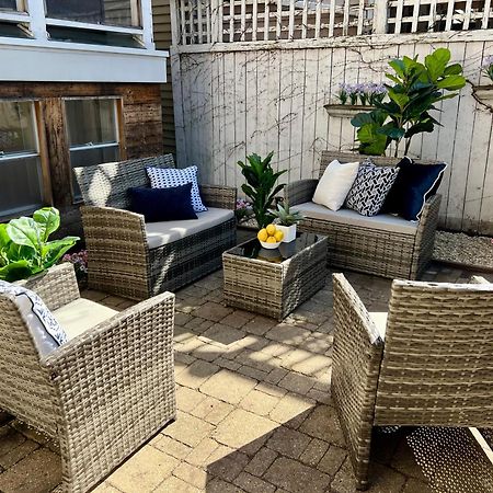 3 Bedroom Spacious Home In Ideal Location W Free Parking Back Yard Pets Welcome Chicago Bagian luar foto