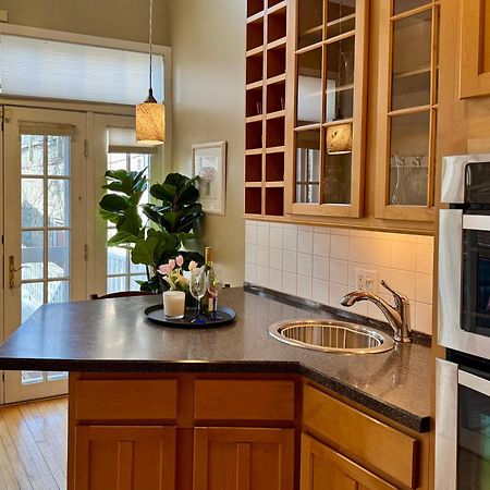 3 Bedroom Spacious Home In Ideal Location W Free Parking Back Yard Pets Welcome Chicago Bagian luar foto