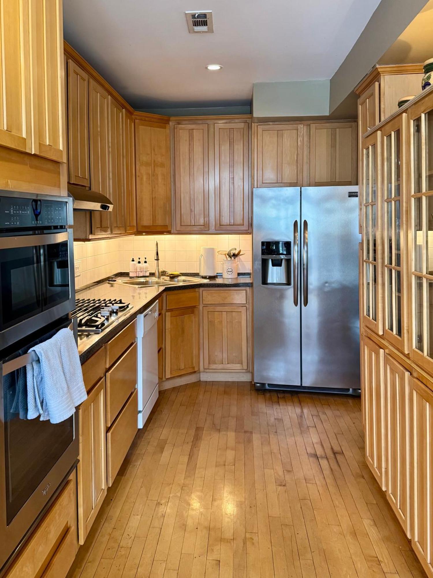 3 Bedroom Spacious Home In Ideal Location W Free Parking Back Yard Pets Welcome Chicago Bagian luar foto