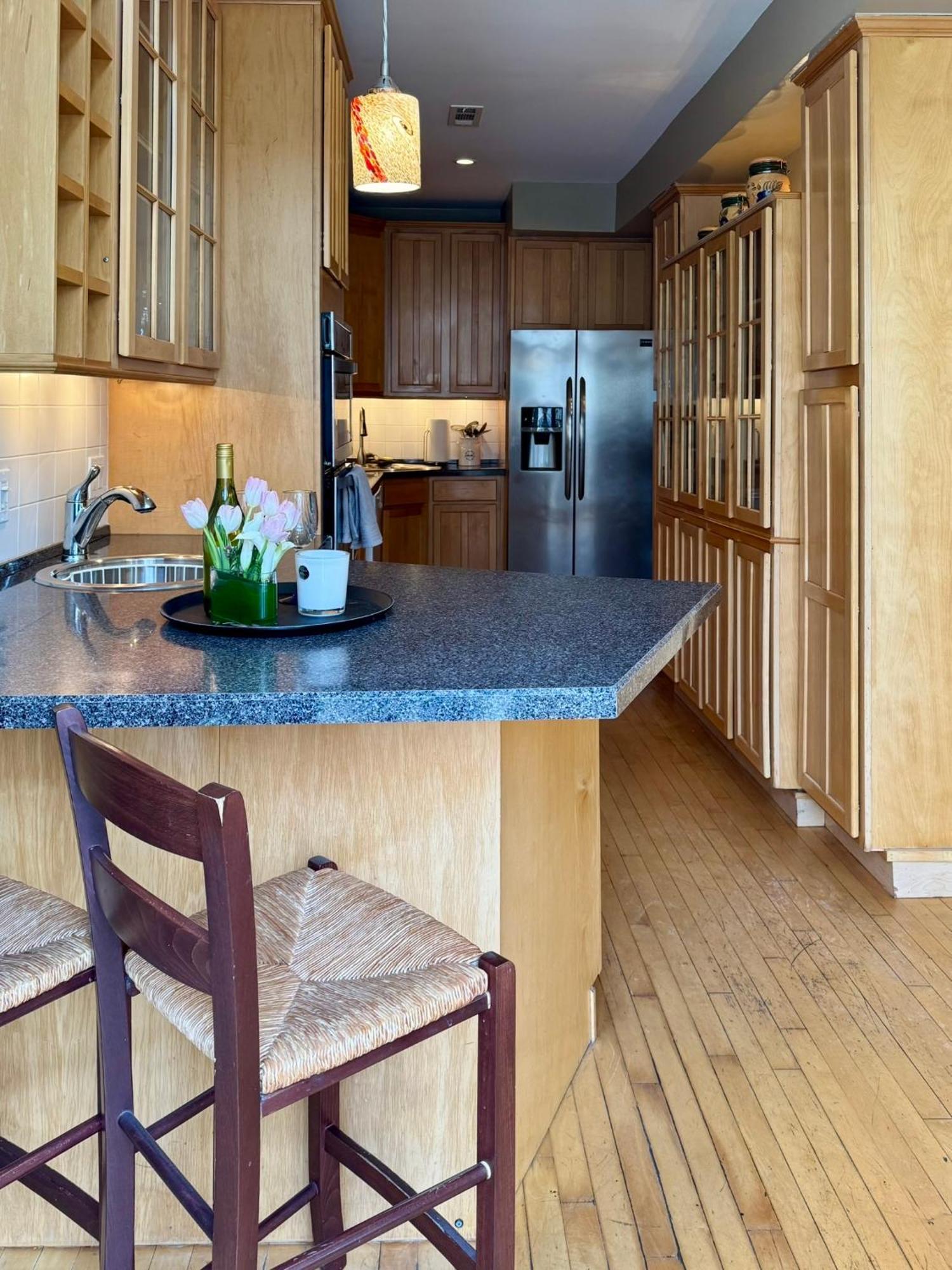 3 Bedroom Spacious Home In Ideal Location W Free Parking Back Yard Pets Welcome Chicago Bagian luar foto