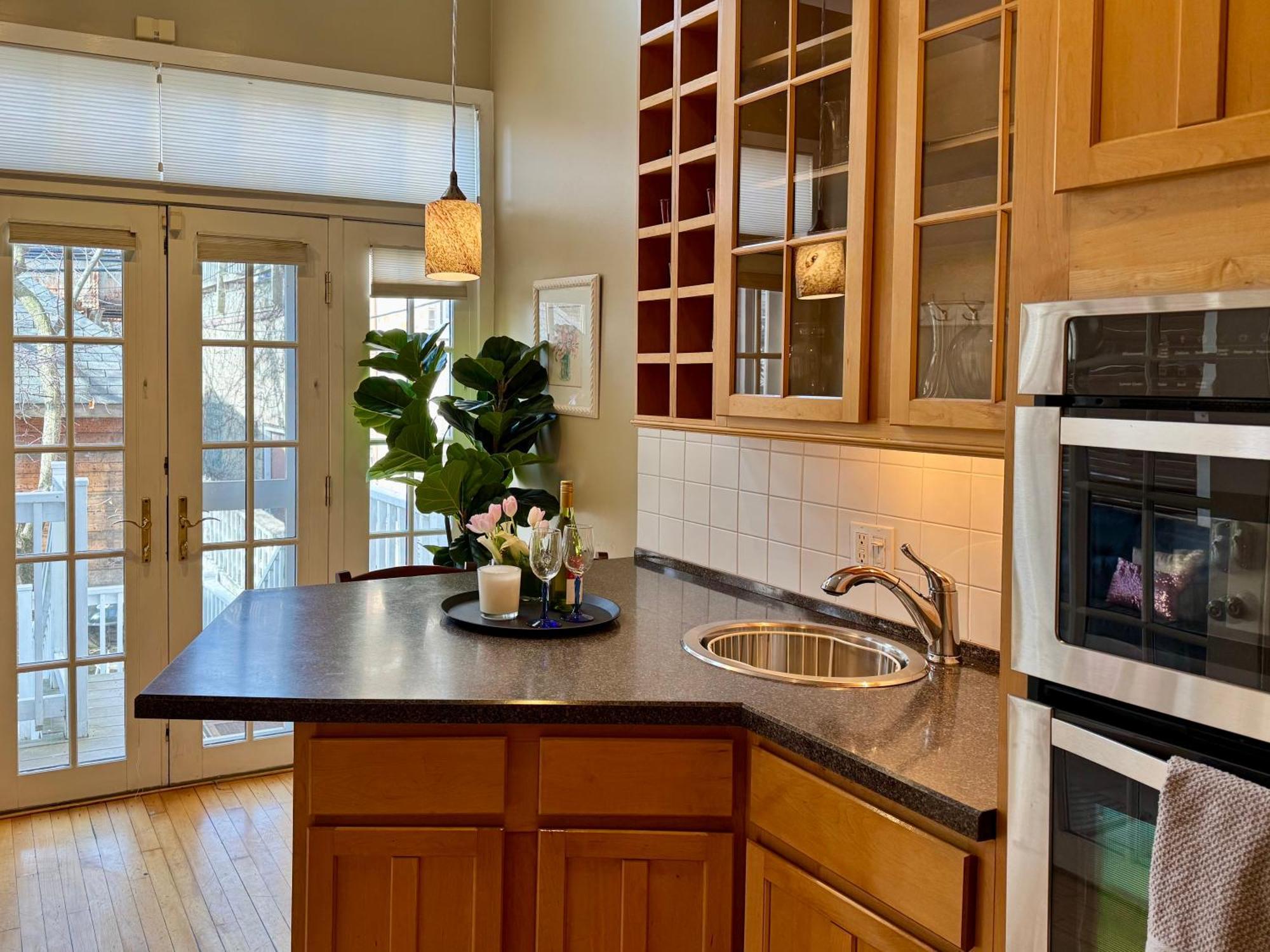 3 Bedroom Spacious Home In Ideal Location W Free Parking Back Yard Pets Welcome Chicago Bagian luar foto