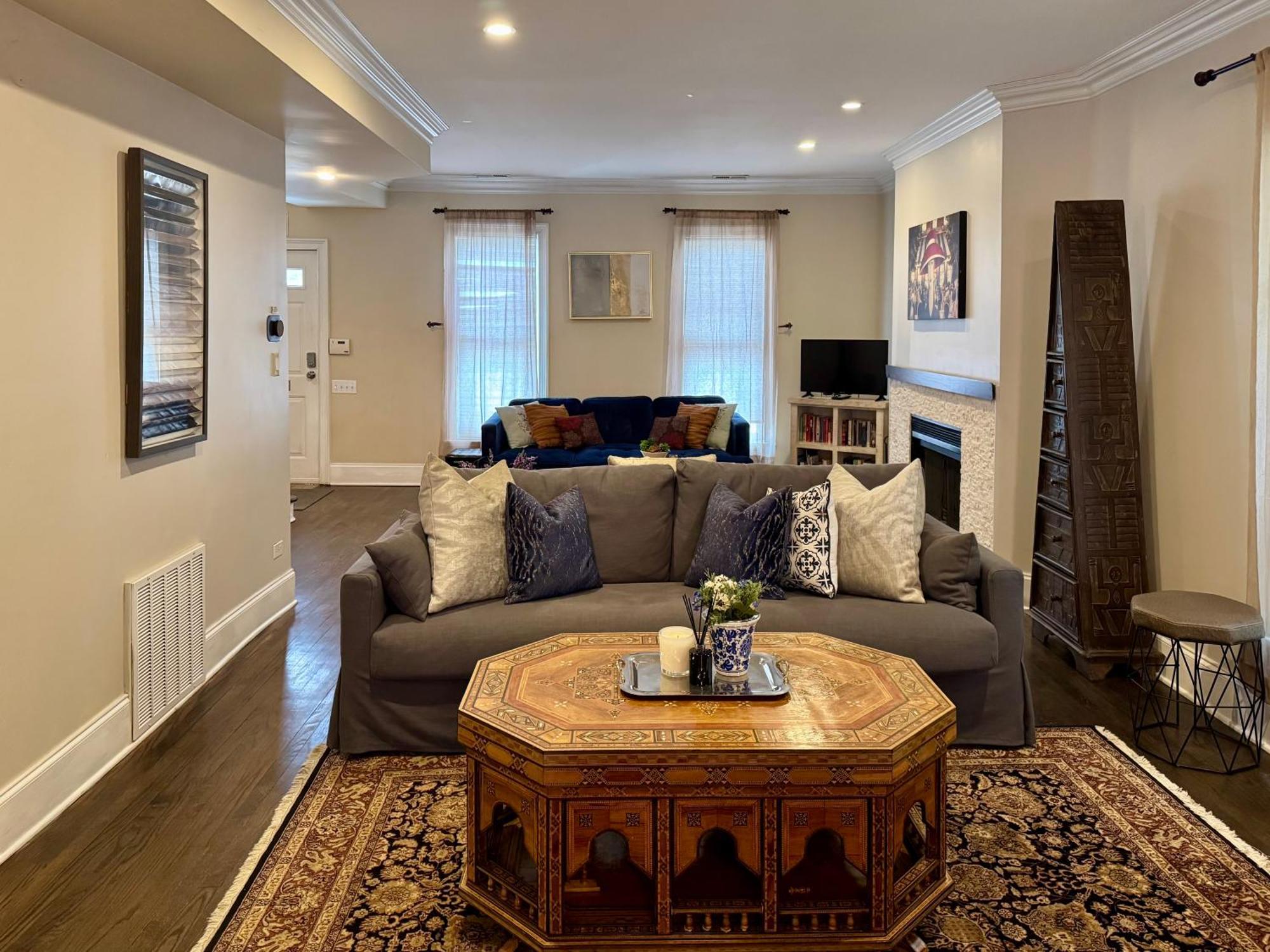 3 Bedroom Spacious Home In Ideal Location W Free Parking Back Yard Pets Welcome Chicago Bagian luar foto