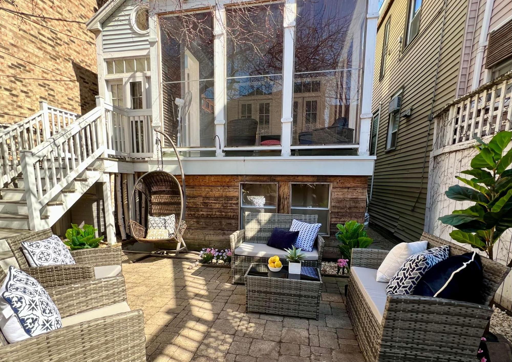 3 Bedroom Spacious Home In Ideal Location W Free Parking Back Yard Pets Welcome Chicago Bagian luar foto