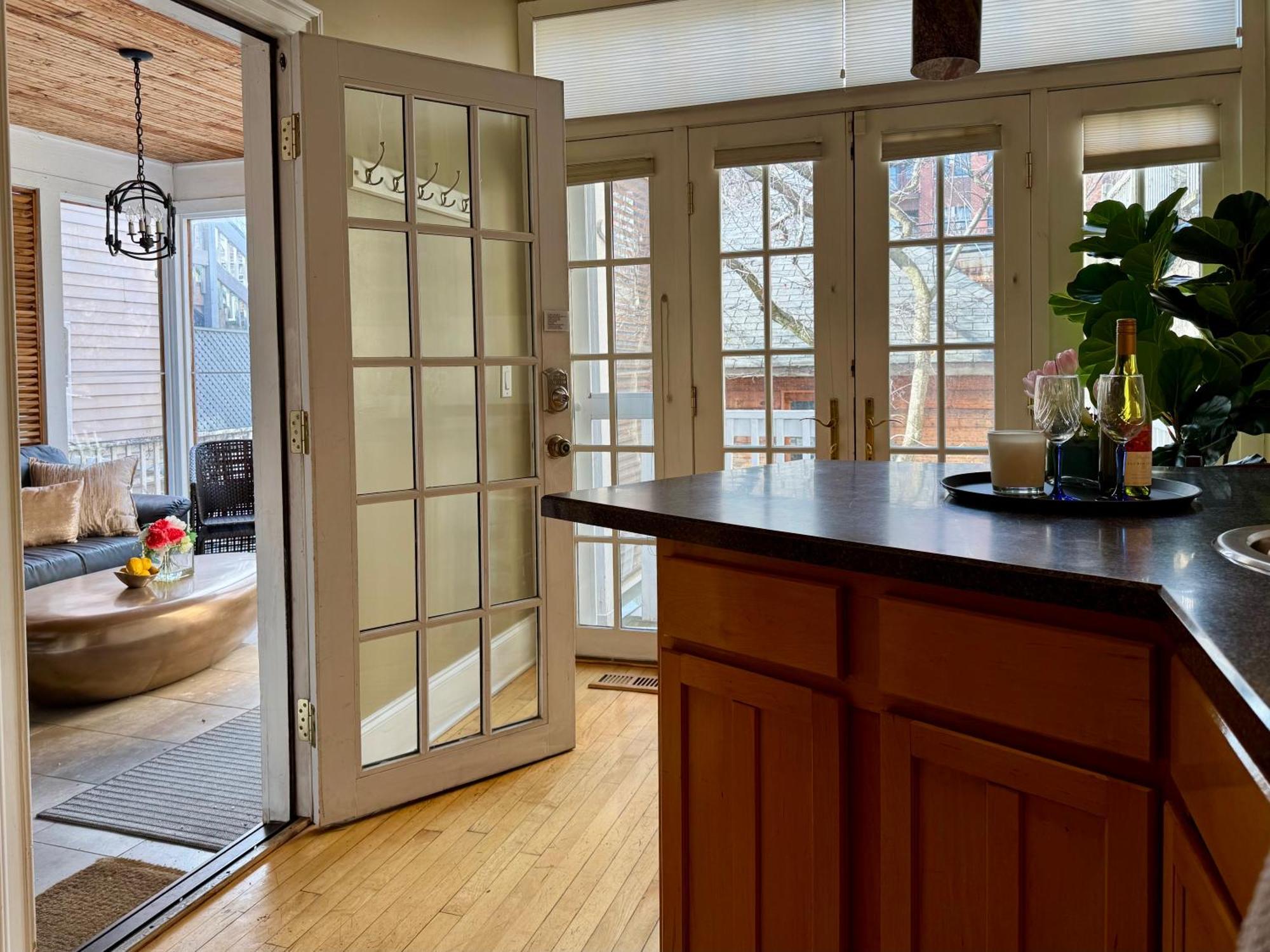 3 Bedroom Spacious Home In Ideal Location W Free Parking Back Yard Pets Welcome Chicago Bagian luar foto