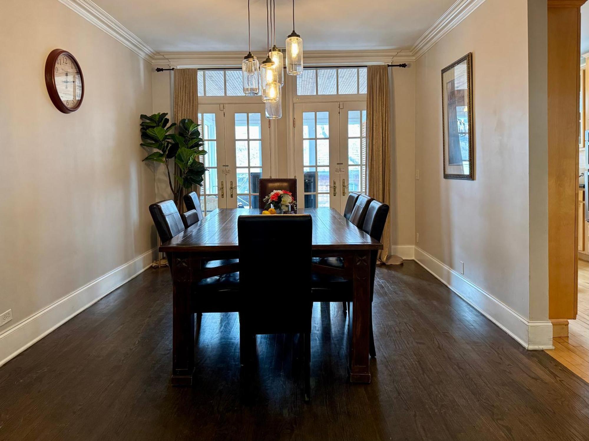 3 Bedroom Spacious Home In Ideal Location W Free Parking Back Yard Pets Welcome Chicago Bagian luar foto