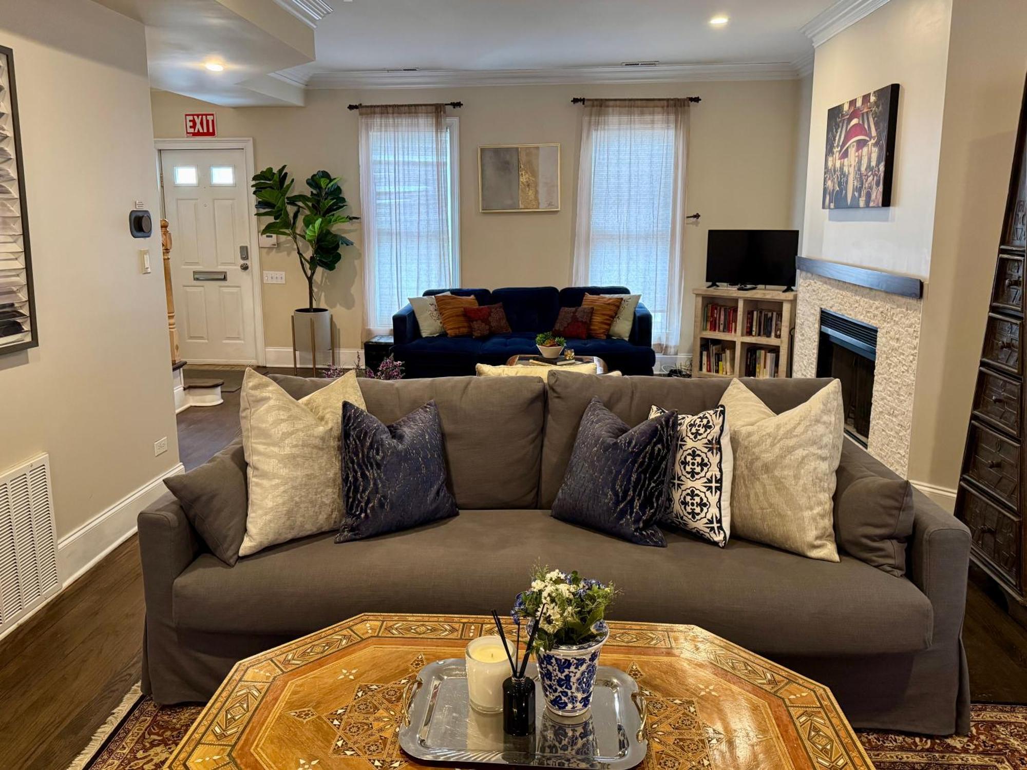 3 Bedroom Spacious Home In Ideal Location W Free Parking Back Yard Pets Welcome Chicago Bagian luar foto