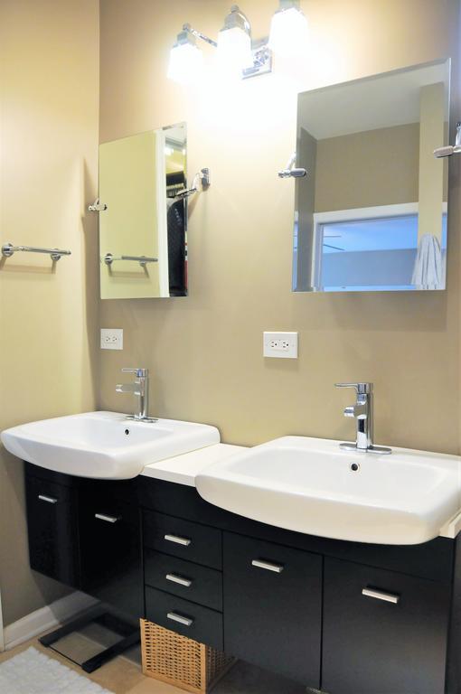 3 Bedroom Spacious Home In Ideal Location W Free Parking Back Yard Pets Welcome Chicago Bagian luar foto