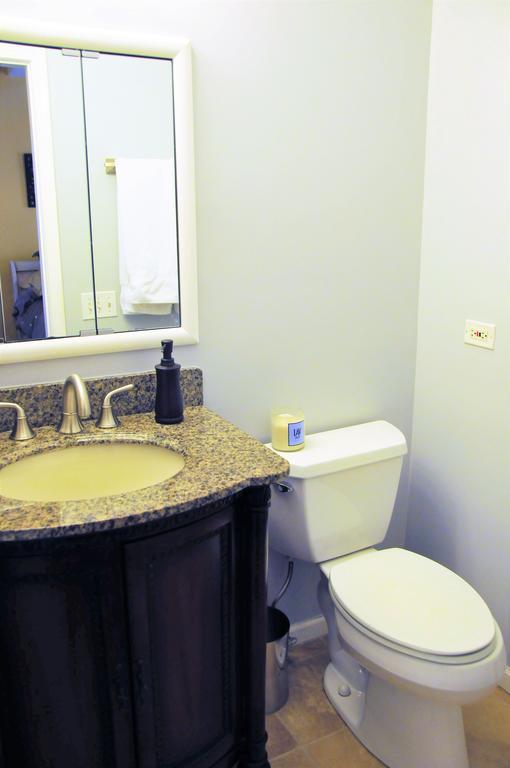 3 Bedroom Spacious Home In Ideal Location W Free Parking Back Yard Pets Welcome Chicago Bagian luar foto