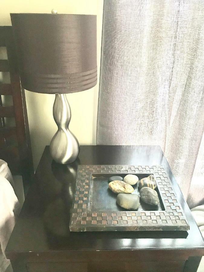3 Bedroom Spacious Home In Ideal Location W Free Parking Back Yard Pets Welcome Chicago Bagian luar foto