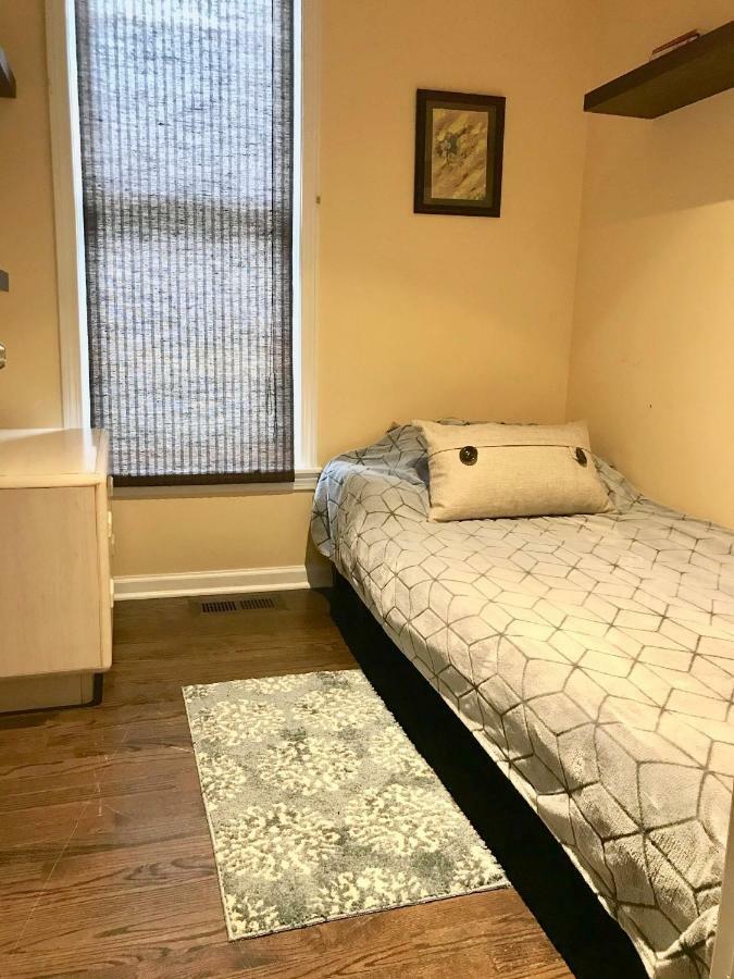 3 Bedroom Spacious Home In Ideal Location W Free Parking Back Yard Pets Welcome Chicago Bagian luar foto