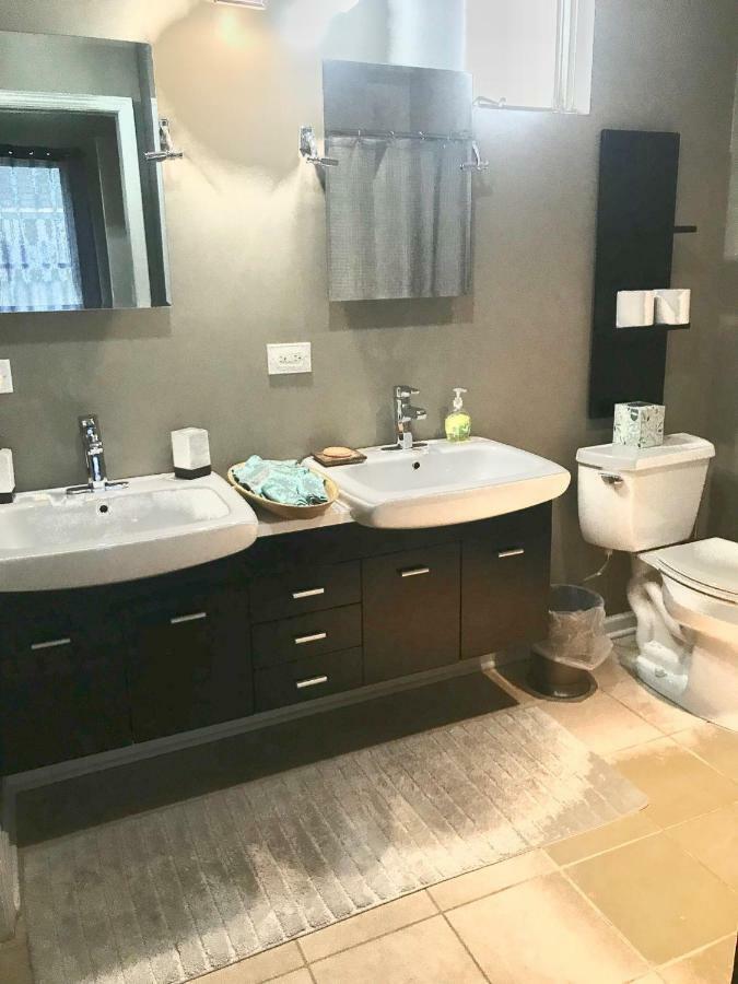3 Bedroom Spacious Home In Ideal Location W Free Parking Back Yard Pets Welcome Chicago Bagian luar foto