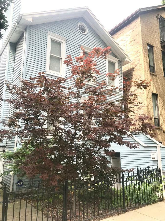 3 Bedroom Spacious Home In Ideal Location W Free Parking Back Yard Pets Welcome Chicago Bagian luar foto