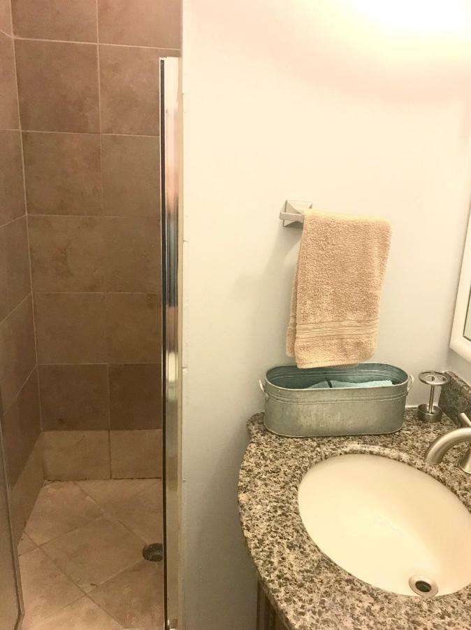 3 Bedroom Spacious Home In Ideal Location W Free Parking Back Yard Pets Welcome Chicago Bagian luar foto